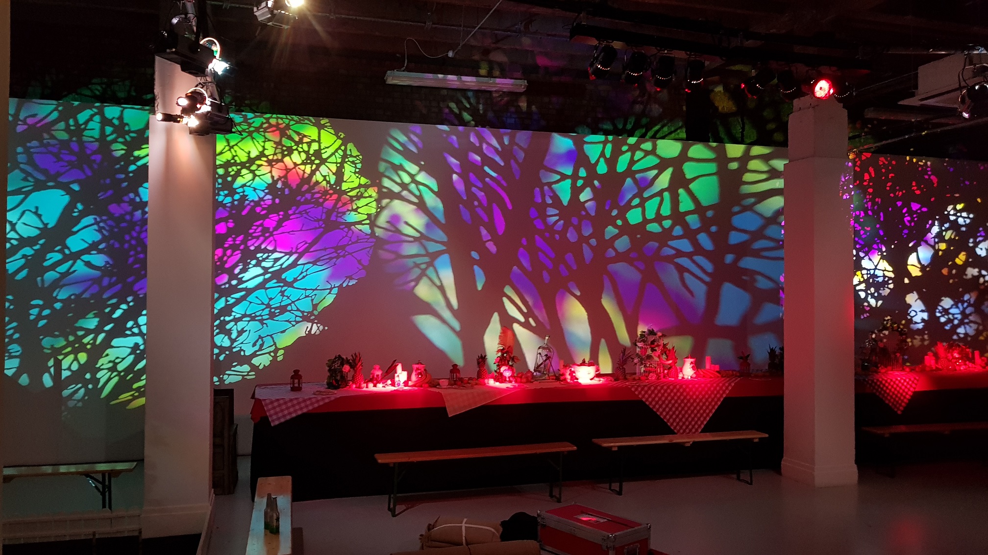 TREES AND OIL WHEELS BONECA PARTY